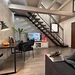 The Hangar Loft - Leonoardo, Center & Parking アパート *