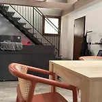 The Hangar Loft - Leonoardo, Center & Parking アパート